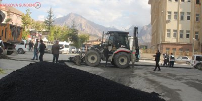 Tahrip olan yollardaki çalışmalar sürüyor