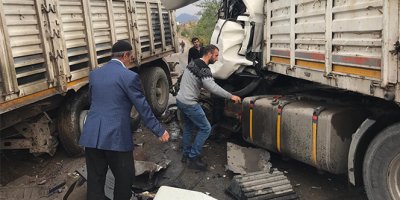 Siirt'te iki tır çarpıştı: 2 yaralı