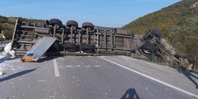 Tır ile traktör çarpıştı: 2 yaralı