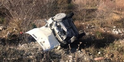 Direksiyon başında uyuyan sürücü, otomobiliyle şarampole uçtu