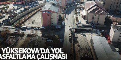 Yüksekova'da yol asfaltlama çalışması