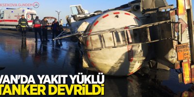 Van'da yakıt yüklü tanker devrildi