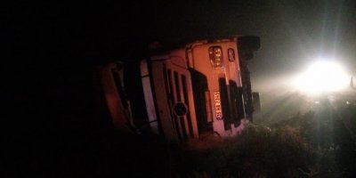 Saman balyası yüklü tır devrildi: 2 yaralı