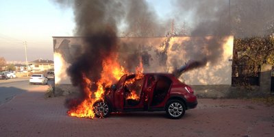 Park halindeyken alev alan otomobil kullanılamaz hale geldi