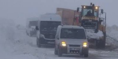 Otomobil toprak zemine çarptı: 3 yaralı