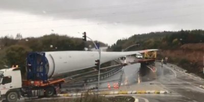 Rüzgar türbininin kanadını taşıyan tır böyle devrildi