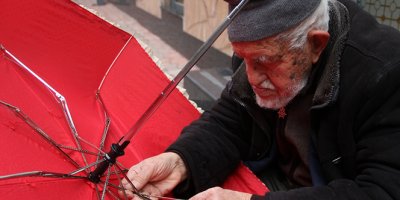 90 yaşında gözlük kullanmadan şemsiye tamir ediyor