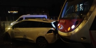 Otomobil tramvay yoluna girdi: 1 yaralı