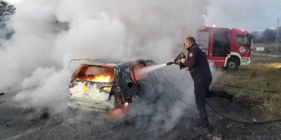 Eşinin aracını yakıp videosunu çekip ona gönderdi