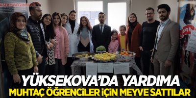 Yüksekova’da yardıma muhtaç öğrenciler için meyve sattılar