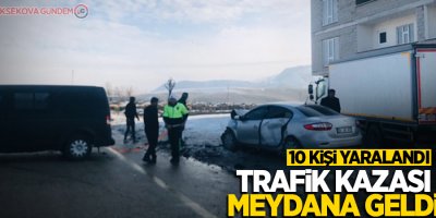 İki araç birbirine girdi: 10 yaralı