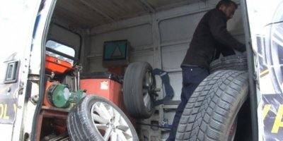 Kamyonetini seyyar lastikçi dükkanı yaptı