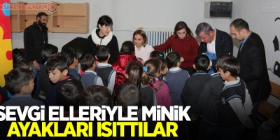 Sevgi elleriyle minik ayakları ısıttılar