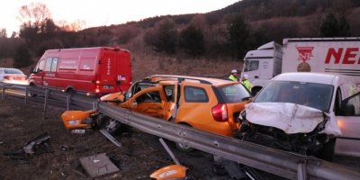 Hafif ticari araçla ticari taksi çarpıştı: 1 ölü, 2 yaralı