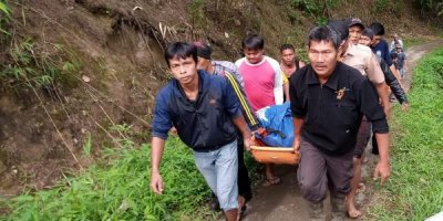 Endonezya'da otobüs nehre yuvarlandı: En az 26 ölü