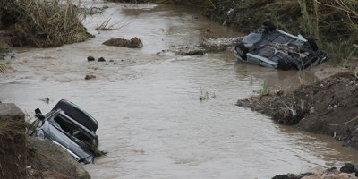 Sular çekildi, sele kapılan otomobiller ortaya çıktı