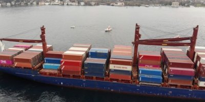 Kıyıya çarpan gemi havadan görüntülendi