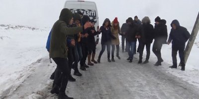 Yolda mahsur kaldılar, halay çekerek kurtarılmayı beklediler