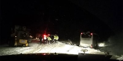 Kar temizliği yapan greydere çarpan otobüs yoldan çıktı: 17 yaralı
