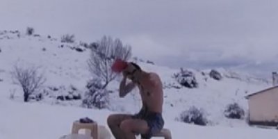 Eksi 10 derecede buzlu suda banyo yaptı