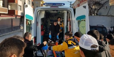 Servis bekleyen yayaya çarptı