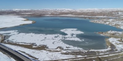 Sivas'ın en büyük gölü kısmen dondu