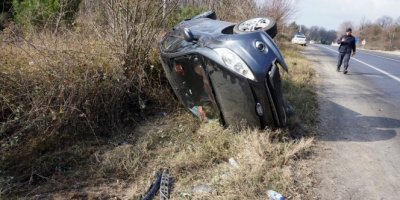 Lastiği patlayan otomobil şarampole yuvarlandı: 2 yaralı