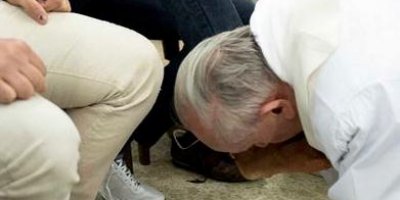 Papa tutukluların ayağını yıkadı ve öptü