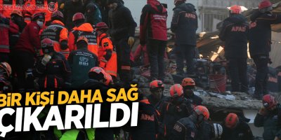 Enkazdan bir kadın daha sağ çıkarıldı