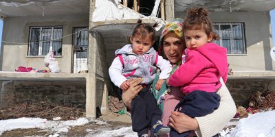 Buz tutan evde 3 çocuğuyla yaşam mücadelesi veriyor