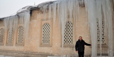 Yüksekova'da buz sarkıtı 5 metreye ulaştı