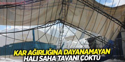 Kar ağırlığına dayanamayan halı saha tavanı çöktü