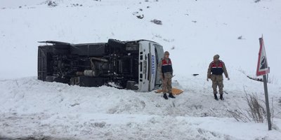 Erzurum'da halk otobüsü devrildi: 1 ölü, 20 yaralı