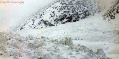 Van-Çatak kara yoluna peş peşe çığ düşüyor