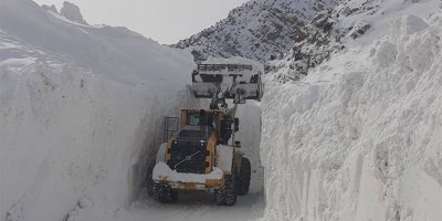 Bahçesaray-Çatak kara yoluna 2 çığ düştü