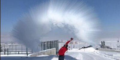 Göle'de eksi 28 derecede püskürtülen sıcak su havada dondu