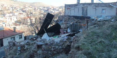 Dağdan yuvarlanan kaya evi yıktı