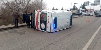 Diyarbakır'da hasta taşıyan ambulans kaza yaptı: 5 yaralı