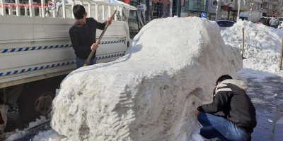 Hakkarili gençler kardan araba yaptı
