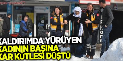 Kaldırımda yürüyen kadının başına kar kütlesi düştü