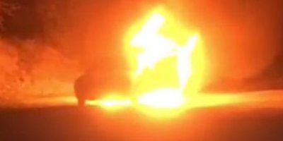 Seyir halindeki otomobil alev topuna döndü