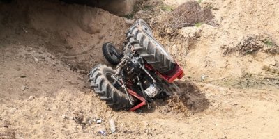 Traktör menfeze devrildi!