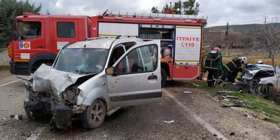 Araçlar kafa kafaya çarpıştı: 1 ölü, 6 yaralı