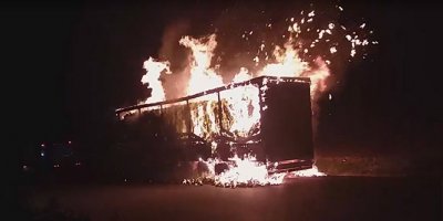 Seyir halindeki tır alev alev yandı