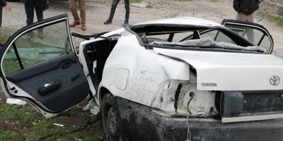 Beton bariyere çarpan araç ikiye bölündü: 4 yaralı