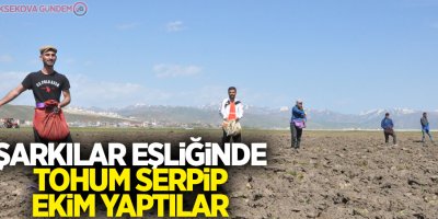 Şarkılar eşliğinde tohum serpip ekim yaptılar