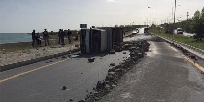 Van'da briket yüklü kamyonet devrildi: 1 yaralı