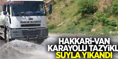 Hakkari-Van karayolu tazyikli suyla yıkandı