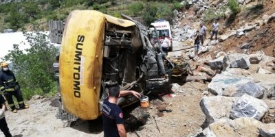 Devrilen kepçenin altında kalan genç operatör öldü