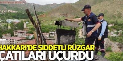 Hakkari’de şiddetli rüzgar çatıları uçurdu